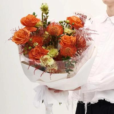 Яркий букет с лейкосперикумом 